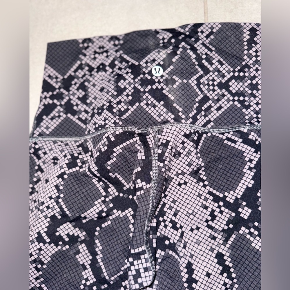 Lululemon Wunder Under High Waist Crop Leggings in a black and gray snake size 6 - Picture 10 of 11